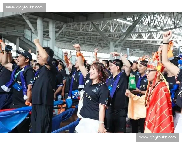 泰州球迷误闯徐州专列被 “宠成家人”：一场跨越球场的温情邂逅