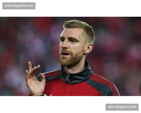 默特萨克：14 年枪手生涯，从后卫到青训教父的蜕变